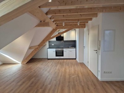 1-Zimmer Dachgeschosswohnung mit Einbauküche in denkmalgeschütztem Wohnhaus