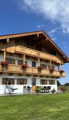 4-Zimmer-Dachgeschosswohnung mit großem Balkon und malerischem Bergblick