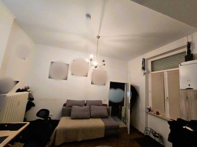 Kleine 1,5 Zimmer-Wohnung mit integrierter Einbauküche und Badezimmer