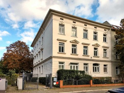 WOHNEN IM GEBÄUDEDENKMAL: Gepflegte Wohnung mit Einbauküche, Eckbadewanne, Echtholzböden. TOP LAGE!