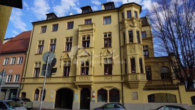Toll sanierte und helle Wohnung - großzügige Räume - herrliches
Gebäude - direkt am Hofgarten
