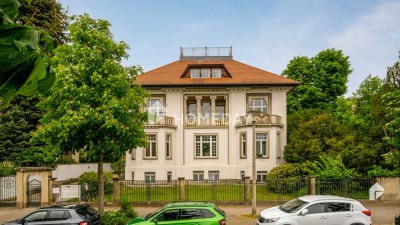 Großzügige Maisonette-Wohnung in stilvoller denkmalgeschützter Villa mit Dachterrasse
