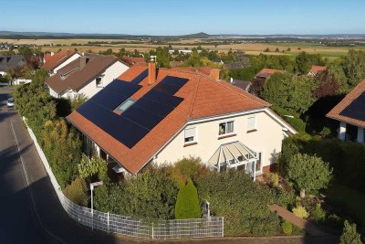Großzügiges Einfamilienhaus mit Fernblick, PV-Anlage & Kachelofen in Langgöns