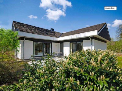Provi frei Zweifamilienhaus mit Garage in 70619 Stuttgart -