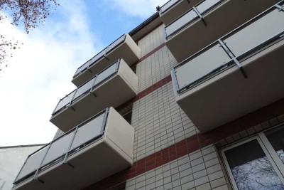 Köln, Erstbezug nach Komplettsanierung, 3-Zi- Whg, 4. OG, Balkon, Parkett, Aufzug