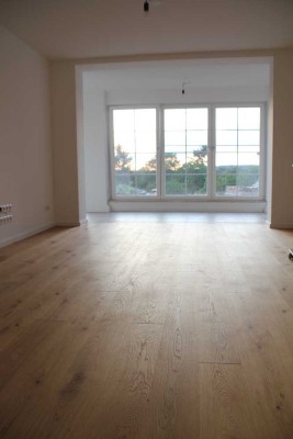 Stilvolle, geräumige und neuwertige 2-Zimmer-EG-Wohnung mit Terrasse und Einbauküche