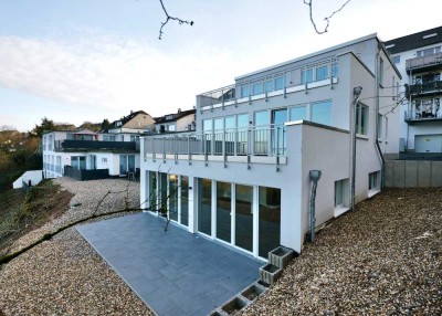 Erstbezug im Zweifamilienhaus mit großer Terrasse und Ausblick