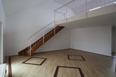 Klasse Galerie-Wohnung mit EBK und Balkon!