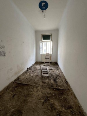 Sanierungsbedürftige 1-Zimmer-Altbauwohnung