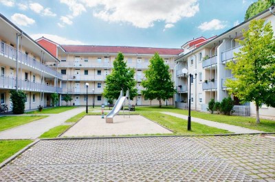 Merseburg Fliegerstädtchen - ruhige und geräumige 2-Zimmer-Wohnung mit Lift, Balkon und Laminat