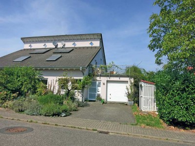 *Preisreduzierung* Besondere Doppelhaushälfte mit Split-Level-Architektur und Waldblick