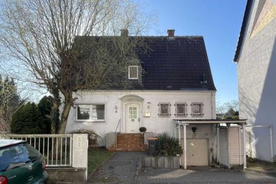 Renovierungsbedürftiges  Einfamilienhaus mit großem Garten in zentraler, ruhiger Lage