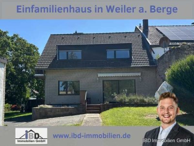 Weiler am Berge: Bezugsfreies Einfamilienhaus mit Garage und großem Grundstück