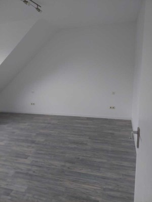 Attraktive Dachgeschosswohnung in 6-Familienhaus