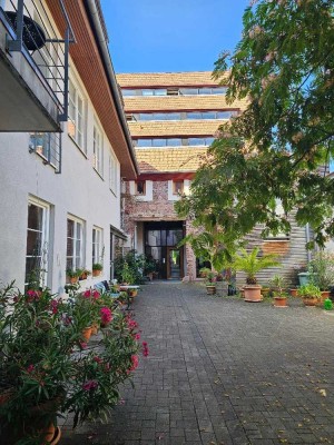 Außergewöhnliche Maisonette-Wohnung mit Südbalkon, Galerie und Kamin in Mannheim-Seckenheim