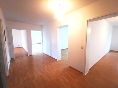 Große 4-Zimmer-Wohnung mit sonnigem Balkon in Toplage