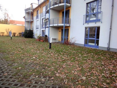 2 Zi. EG Terrassenwohnung, neue Einbauküche, Wannen-Bad, Parkhaus-Stellplatz