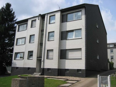 RUHIG GELEGENES MEHRFAMILIENHAUS MIT 6 WOHNUNGEN UND 8 EINZELGARAGEN