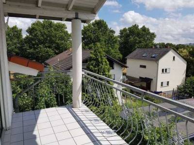 Helle Dachgeschoß-Wohnung mit EBK, Balkon und tollem Blick!