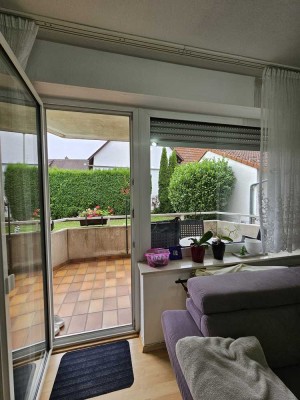 OHNE MAKLERKOSTEN - Helle 2-Zimmer-Wohnung mit Loggia und Garage in Frankfurt-Nieder-Erlenbach