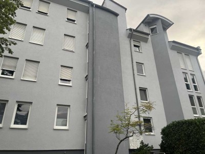 Modernisierte Wohnung mit eineinhalb Zimmern sowie Balkon und EBK in Backnang