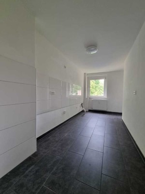 Verfügbar ab Dezember 2025! Vollständig renovierte 2-Zimmer-Erdgeschosswohnung mit Balkon
