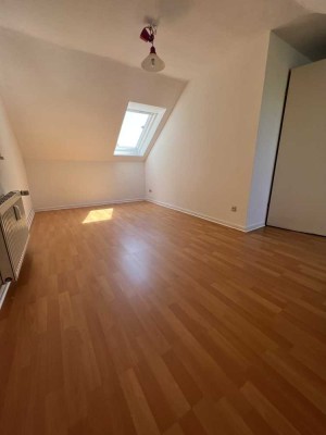 Einfache 1-Raum-DG-Wohnung mit Einbauküche, Abstellraum, Keller