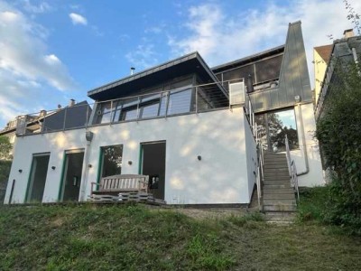 Luxus-Wohnung mit eigenem Pool und großem Garten