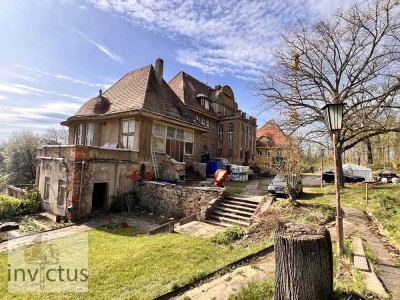 Ehem. Fabrikantenvilla, Torhaus und umfangreiche Ländereien in abgeschiedener Lage bei Dresden.