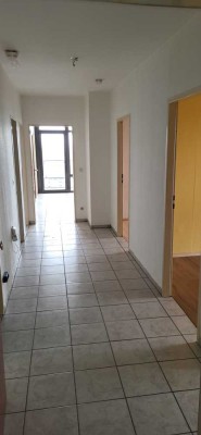 schöne 4 Zimmerwohnung mit Küche Bad und G-WC//Streichen und einziehen/mit Aussenstellplatz für PKW