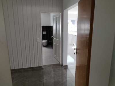Geschmackvolle, vollst. renovierte 3,5-Zimmer-Wohnung mit geh. Innenausstattung mit EBK und Bad