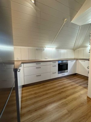 Schöne 3-Zimmer-DG-Wohnung mit Balkon und in ruhigem 5 Parteienhaus in Wesel-Blumenkamp