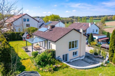 Mit Blick auf Wald, Wiesen und den Bach – Familienidylle inklusive.
