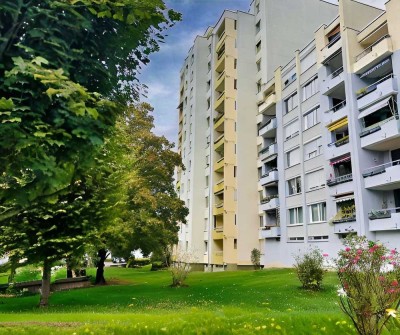 Helle 4,5 Zimmer-Wohnung mit Balkon, Aufzug und Tiefgaragenstellplatz in ruhiger Lage von Ludwigsbur