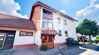 Zwei- bis Dreifamilienhaus + Großes Nebengebäude / Halle in gesuchter Lage