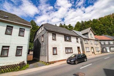 Zweifamilienhaus mit grünem Garten in idyllischer Lage an der Katze