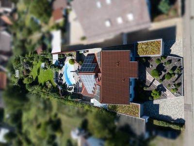 Verstecktes Juwel in Ölbronn - stilvolle Villa mit Pool, Parkgarten & modernster Technik