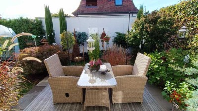 Sehr geräumig, sehr gepflegt: neuwertige DHH mit Terrasse und Gartenanteil