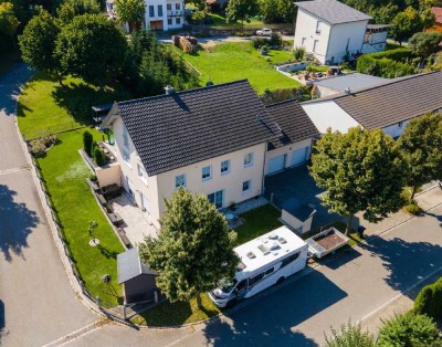 Großzügiges Einfamilienhaus mit Einliegerwohnung und Doppelgarage in Bayerbach bei Ergoldsbach