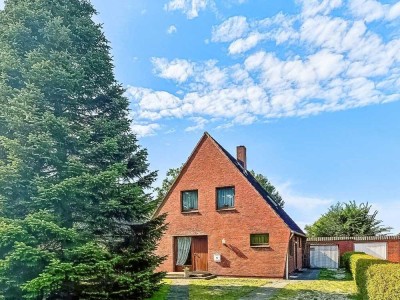 Sanierungsprojekt mit Potenzial - Einfamilienhaus mit großem Grundstück und Deichblick in Husum
