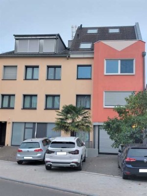 Moderne helle Maisonette-Wohnung mit Balkon in Endenich