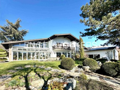 Repräsentatives Anwesen mit Indoor-Pool, zwei Doppelgaragen und parkähnlichem Grundstück