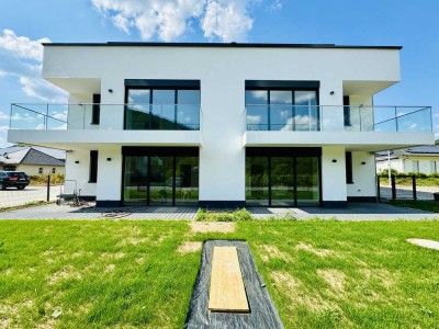 1 elegante 2,5-Zimmer-Wohnung im 1 OG mit großzügigem Balkon