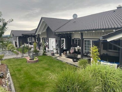 Exklusiver Doppelhausbungalow mit Sonnenterrassen und großzügigem Wohnambiente