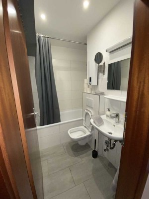 Exklusive, vollst. renovierte 3-Zimmer-Wohnung mit geh. Innenausstattung mit Balkon und EBK