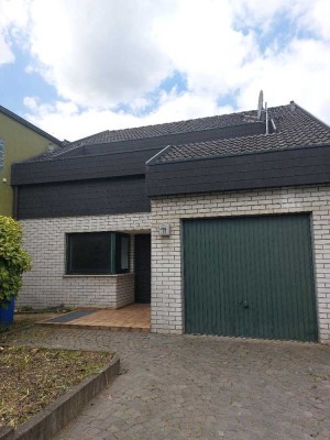 Einfamilienhaus mit Garten, Balkon und Garage