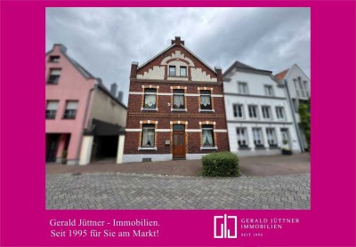 Xanten: Historisches Reihenendhaus innerhalb der Stadtmauern mit Werkstattgebäude