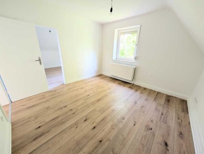 **Was will man mehr? +neuer Laminat +weiße Wände +modernes Tageslichtbad +eigener Garten**