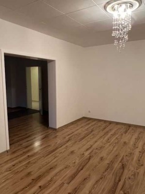 Großzügige, helle 3-Zimmerwohnung mit Küche, Balkon und Stellplatz