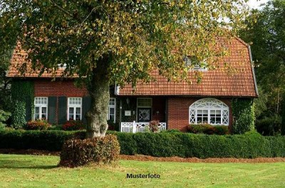 Landwirtschaftliches Anwesen mit Garagen